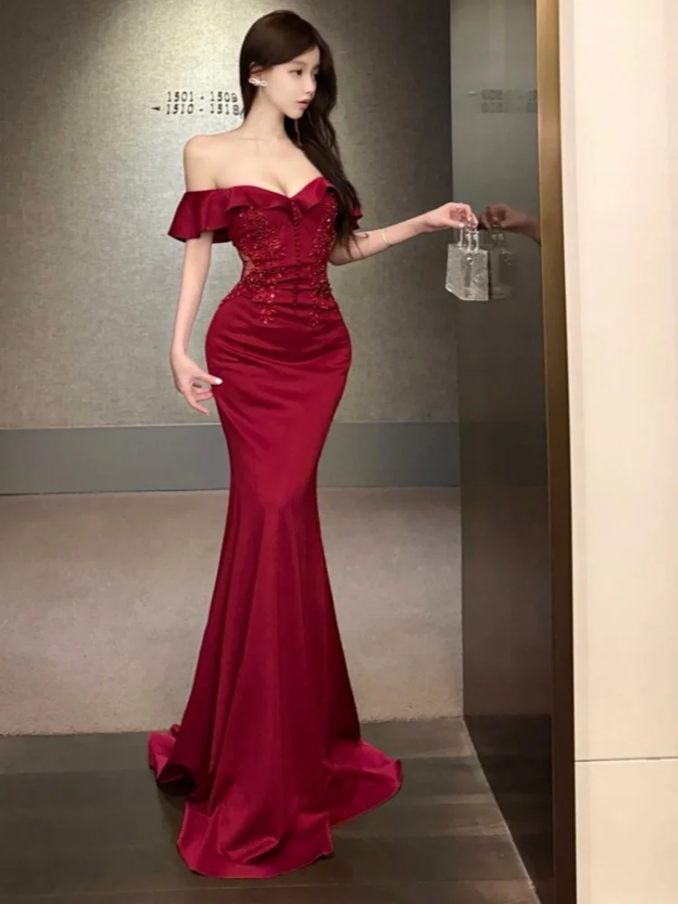 Abito lungo da festa con fiori ricamati di lusso di nuova moda Abito da sera con scollo a barchetta con volant da donna Abiti da sirena a tromba dimagranti