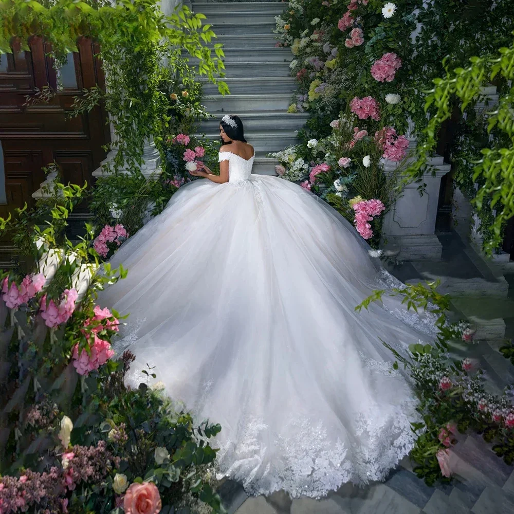 ชุดแต่งงานเจน แอร์ แบบคอวีทรงบอลกาวน์ ดีไซน์หรูหรา ตกแต่งลูกไม้ปักเลื่อมประดับไหล่แบบเปิดไหล่ ชุดเจ้าสาวสไตล์เจ้าหญิง