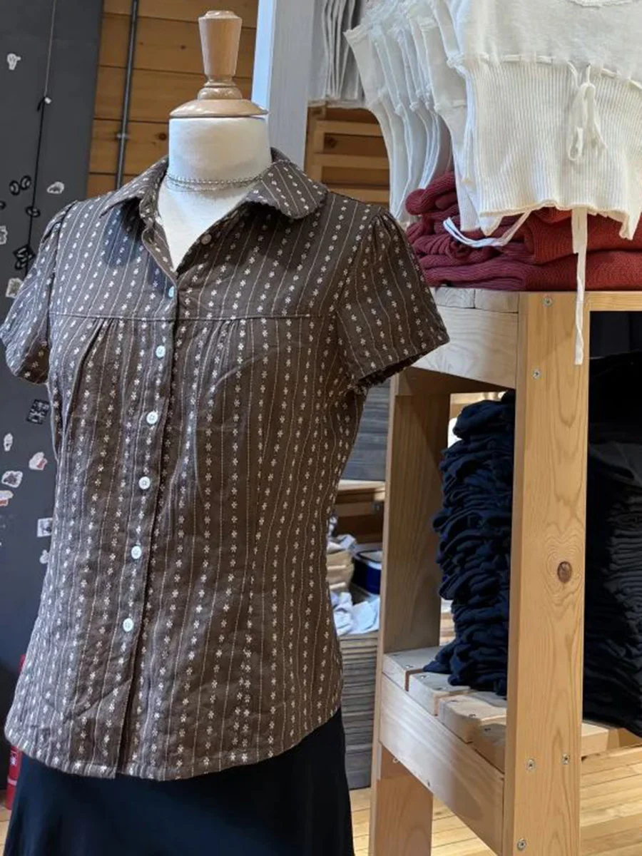 

Коричневая футболка с цветочной вышивкой, блузка, женская новая повседневная рубашка с кружевной отделкой и воротником Питера Пэна, милые блузки с короткими рукавами в консервативном стиле