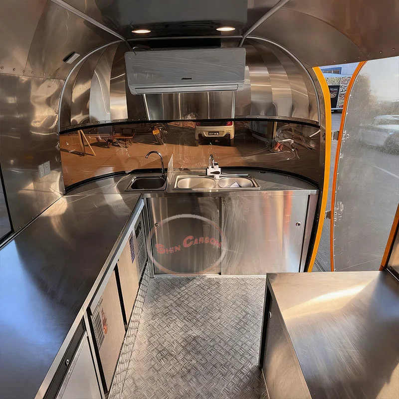 مقطورة طعام خارجية برتقالية لامعة بتصميم مزدوج العجلات لسهولة مواقف السيارات وخدمة الطعام المتنقلة #4