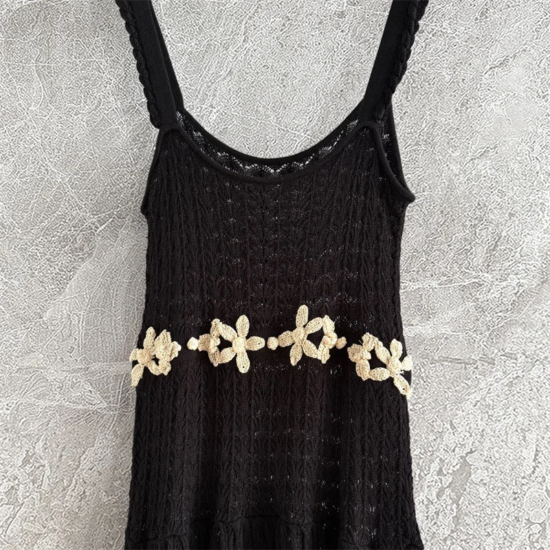 Damenkleider Neues, elastisches, gestricktes, ausgehöhltes langes Kleid für den Herbst 2022, mit Blumen besticktes Hosenträgerkleid, lässige Partykleider