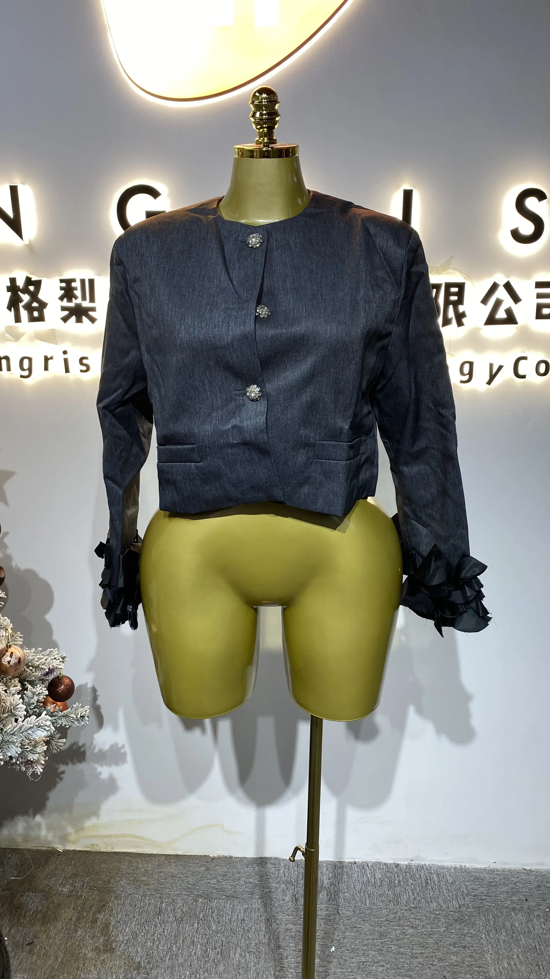 ชุดราตรีหรูหรา ดีไซน์เฉพาะตัว ประดับเลื่อมปักลายหางปลา แขนผ้าตาข่ายโปร่งบาง รุ่น GZXX471