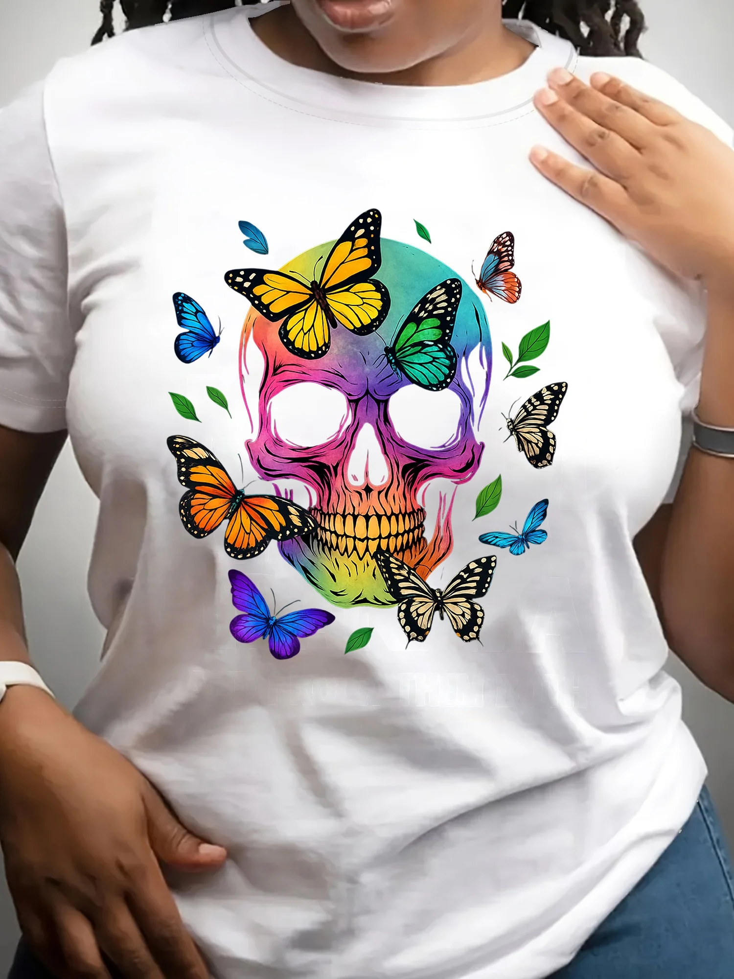 Top estampado elegante para mujer, camiseta de Halloween con mariposas y esqueletos vibrantes, perfecto para uso en verano