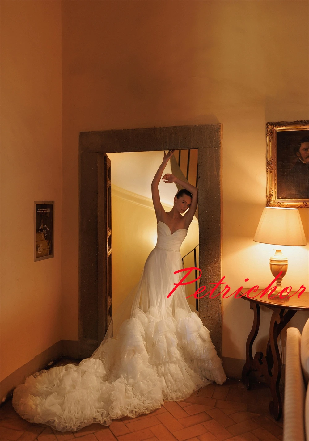 맞춤형 기질 화이트 새틴 웨딩 드레스 고품질 Strapless 민소매 지퍼 백 채플 트레인 신부 가운