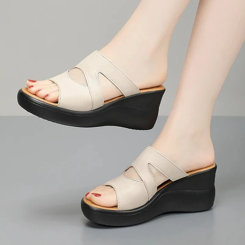 

2025 г., большие размеры 34–42, повседневные уличные тапочки на среднем каблуке и платформе, на танкетке, женская обувь, летние пляжные офисные шлепанцы из мягкой кожи