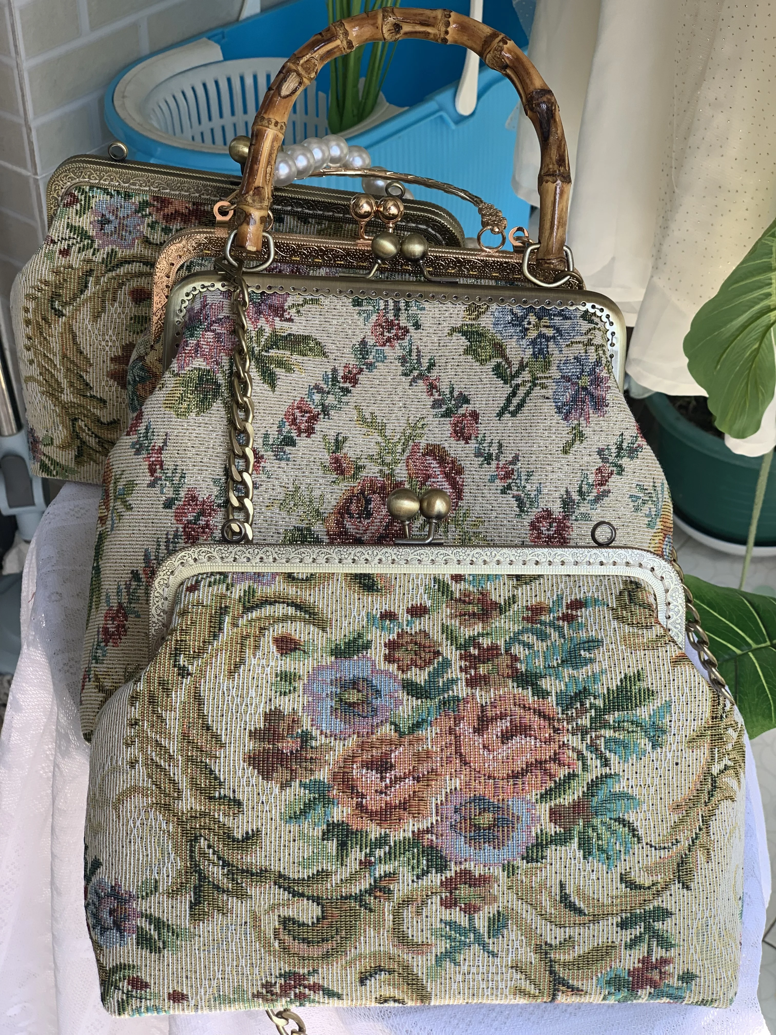 Lost in Vinatge Floral Tapestry Purse con cinturino a catena lunga in resina Gold-tone Metal Frame Kiss Lock borsa da sera pochette Versatile