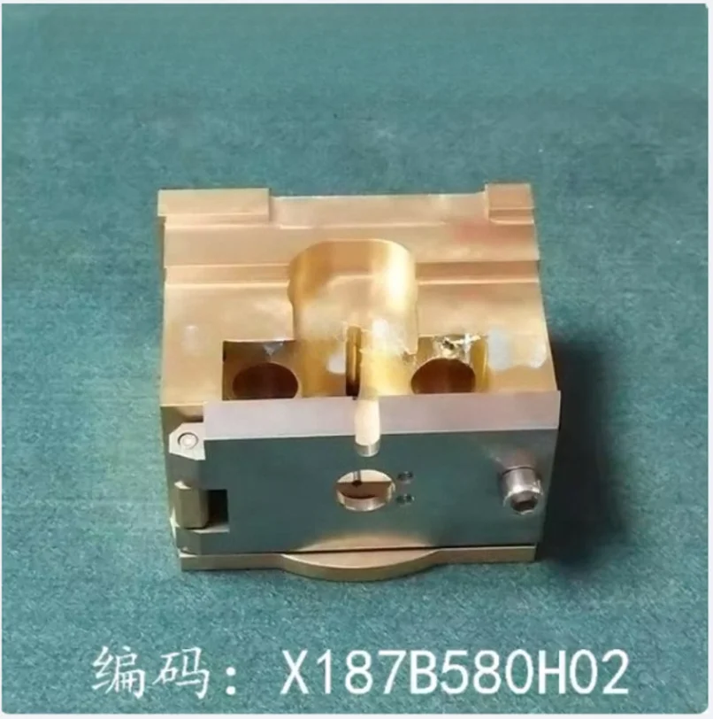 

1 шт. M856 X187B580H02 Медное основание верхней машинной головки для Mitsubishi EDM FA