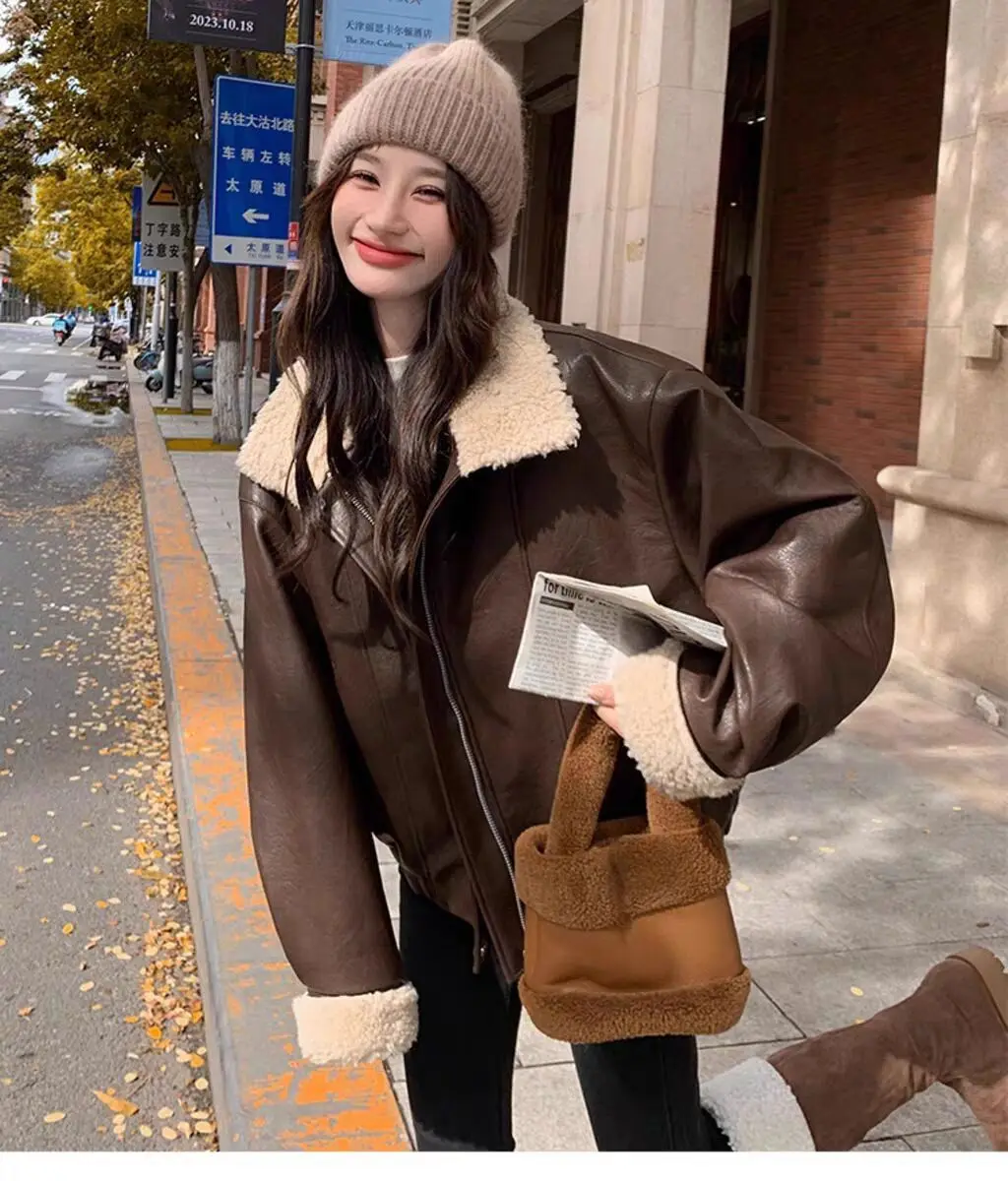 Amerikanischen Retro Kaffee Motorrad Leder Jacke Für Frauen Herbst Winter Dicke Fleece Lamm Wolle Spleißen Leder Mantel Lose Warme