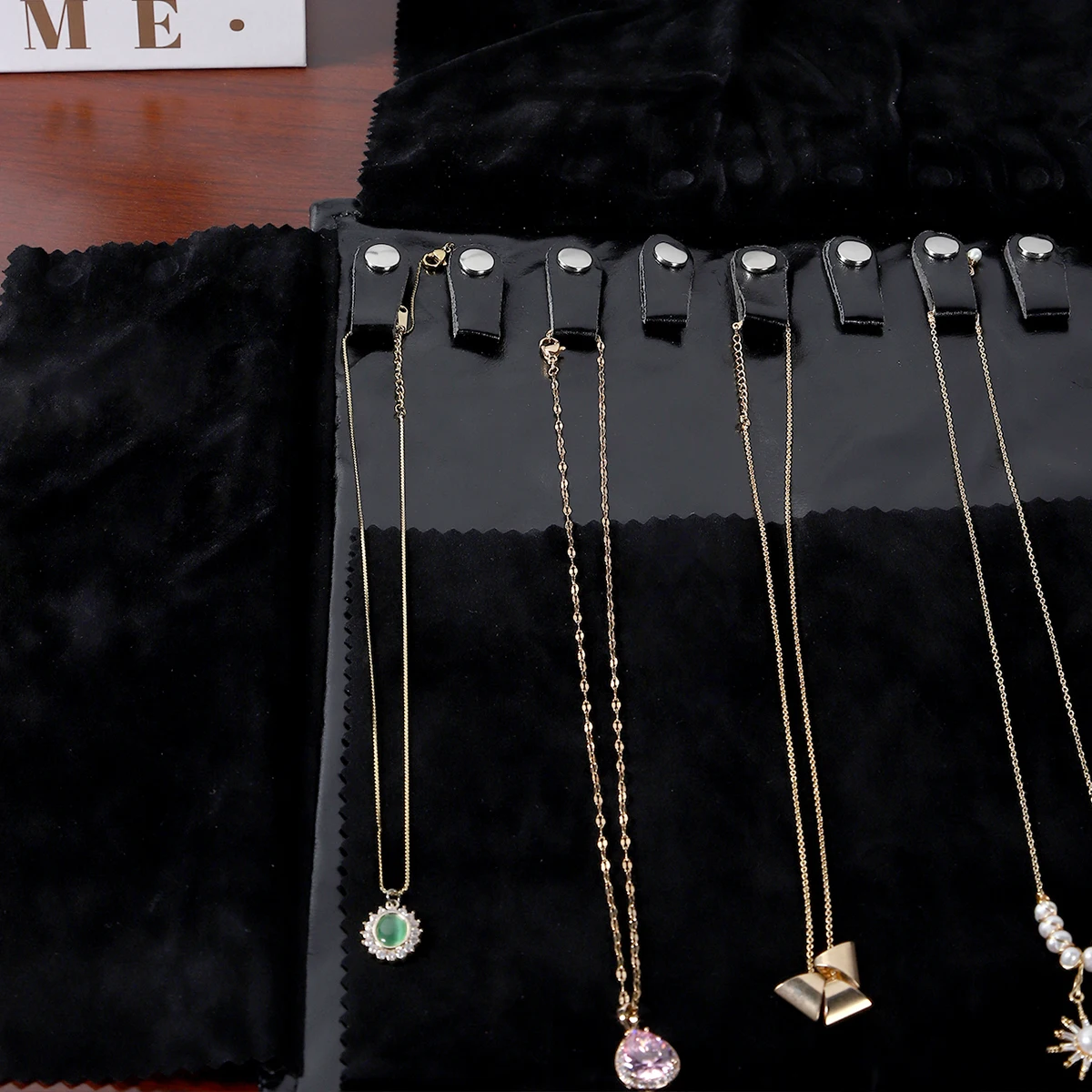 

Рулон для хранения бархатного ожерелья — несколько слотов, мягкая устойчивая к царапинам ткань, застежка-липучка, органайзер для ювелирных изделий и витрина.