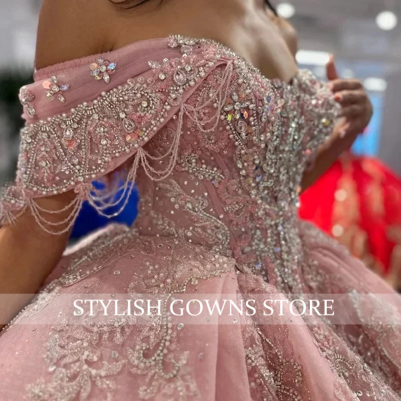 ชุดเดรสงาน Quinceanera สีชมพูสุดหรูสำหรับเด็ก พร้อมผ้าคลุม ประดับลูกปัด พู่ระบาย ชายกระโปรงยาวแบบราชวงศ์  ชุดเดรสวันเกิดอายุ 15 ปี  สามารถสั่งตัดได้