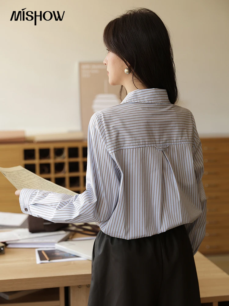 MISHOW قميص نسائي مخطط غير متماثل لخريف 2025 وصل حديثًا ملابس كلاسيكية فضفاضة بأكمام طويلة ملابس نسائية للركاب MXE42C2375