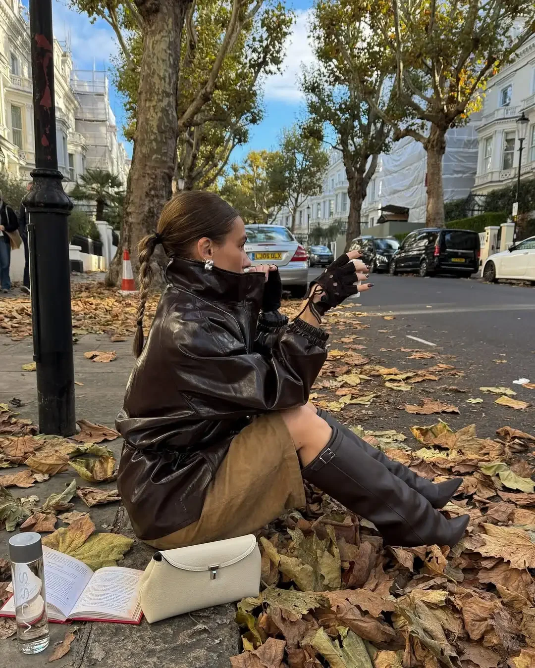 레트로 레이스업 광택 가죽 재킷 여성 패션 라펠 허리 조임 긴 소매 숏 재킷 여성 2025 출퇴근 아우터 신상