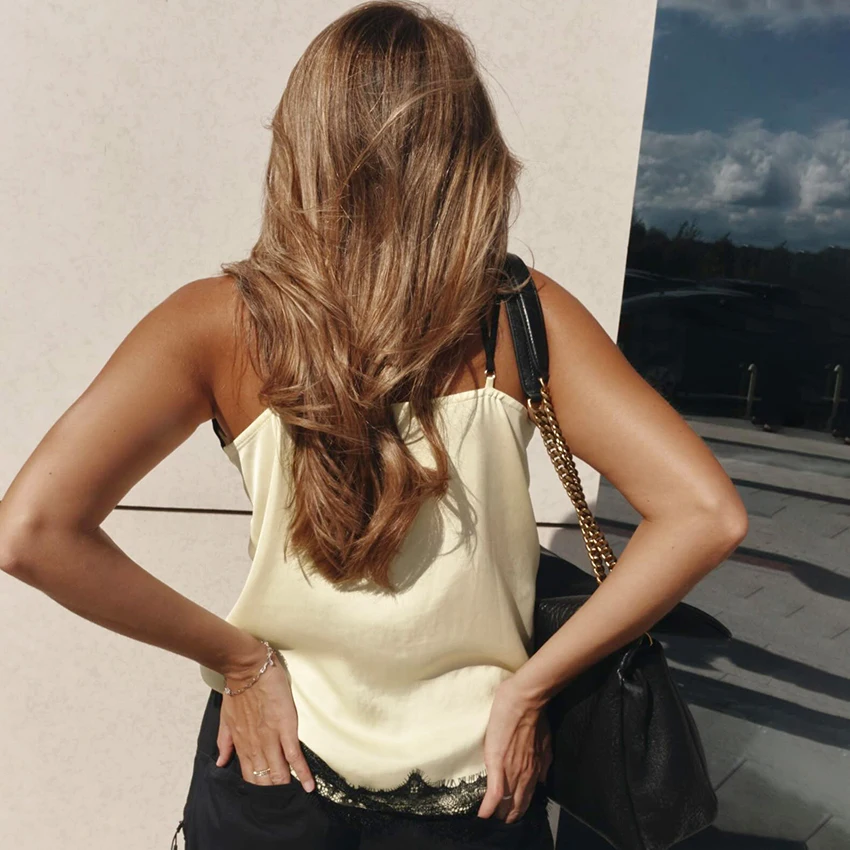 เสื้อกล้ามลูกไม้สีเหลืองเซ็กซี่ สายเดี่ยว สไตล์สตรีทชิค โชว์เนื้อผ้าแบบโปร่ง เสื้อสายเดี่ยวผ้าซาตินสำหรับผู้หญิง ดีไซน์หรูหรา แขนกุด แฟชั่นฤดูใบไม้ร่วง ปี 2025