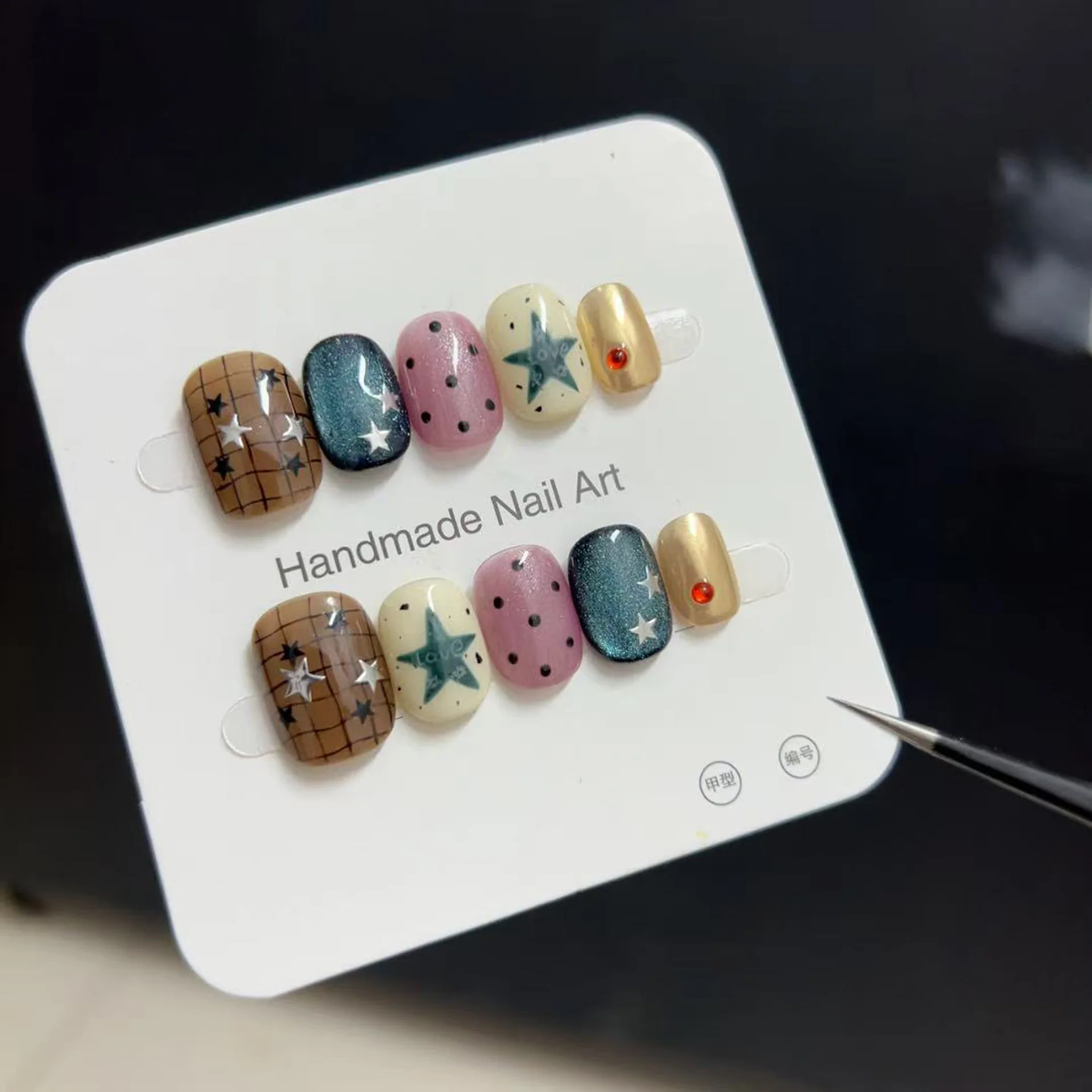 10個入り レトロスタイル スターウェーブ ドットグリッド柄 ハンドメイドネイル つけ爪 グリーンキャッツアイ ペンタグラムチップ 女性向け 上品な装飾付き