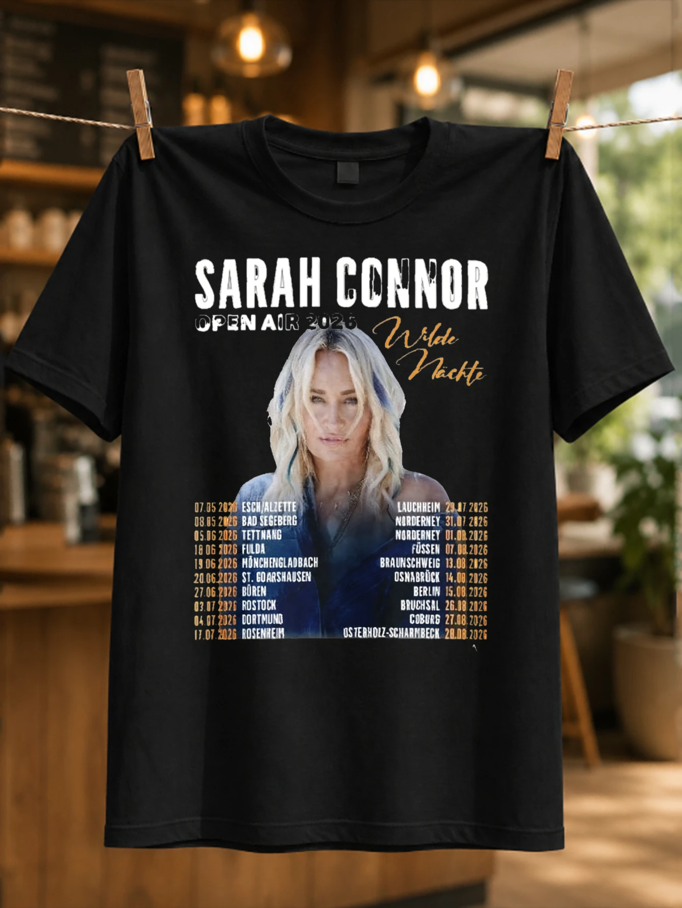 Дизайн футболки Sarah Connor Tour Dates с центральным портретом, золотыми датами и надписью Wilde Nachte, унисекс, для концертов.