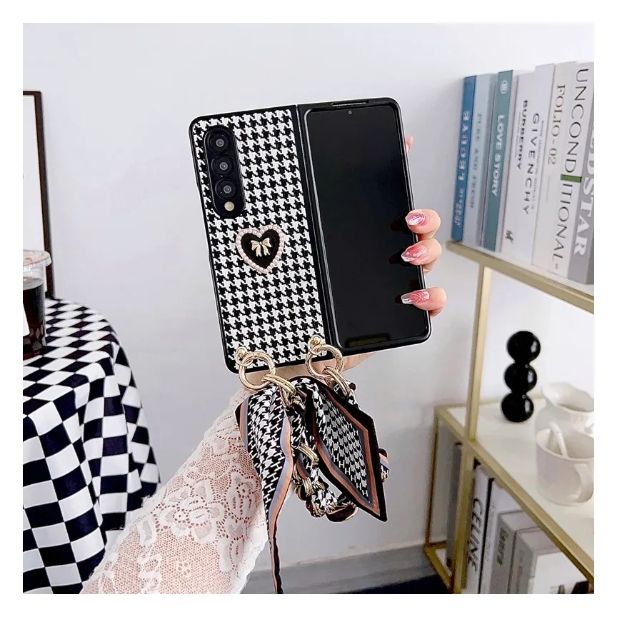 

Для Samsung Galaxy Z Fold 6, 5, 4, 3, 2, 5G, цветок камелии, портативный элегантный браслет-цепочка с жемчугом, кожаный чехол с узором «гусиные лапки»