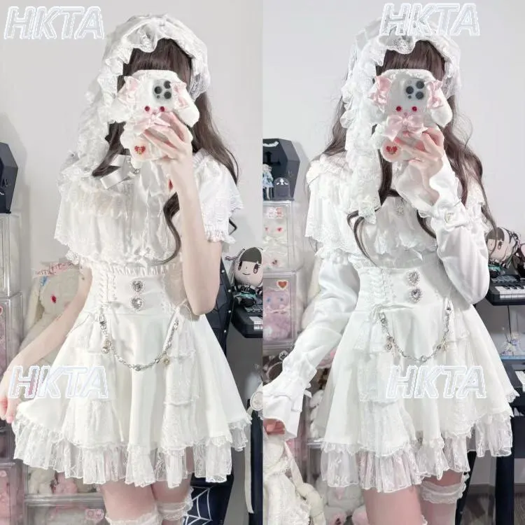 

Японский субкультурный стиль Y2K: комплект из двух предметов — черная блузка с длинными рукавами, кружевной накидкой и бантом, а также юбка А-силуэта для женщин