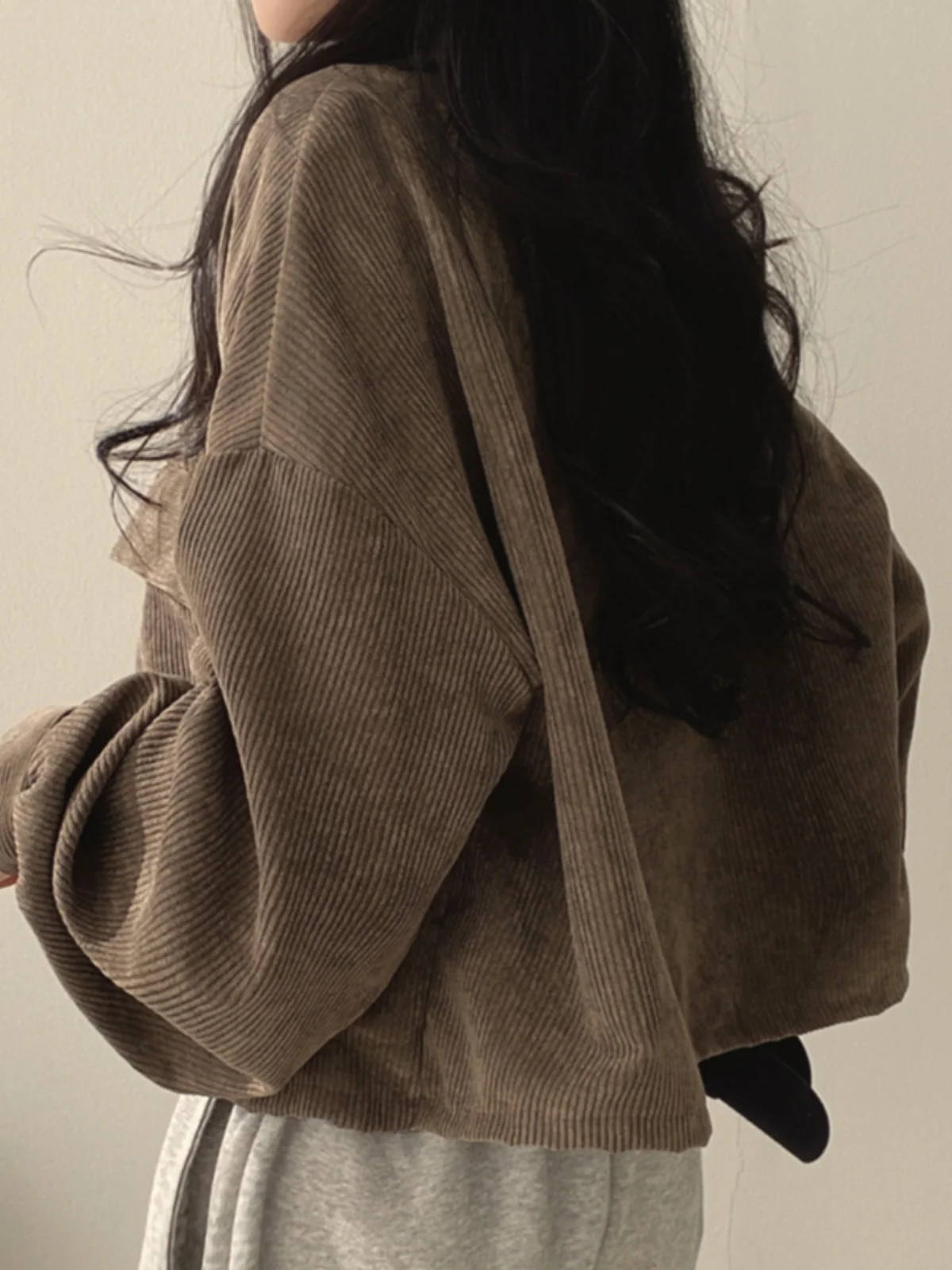 سروال قصير للنساء من Irt Jaet لربيع الخريف فضفاض عالي الخصر بتصميم مميز بزر واحد وياقة كلاسيكية #5