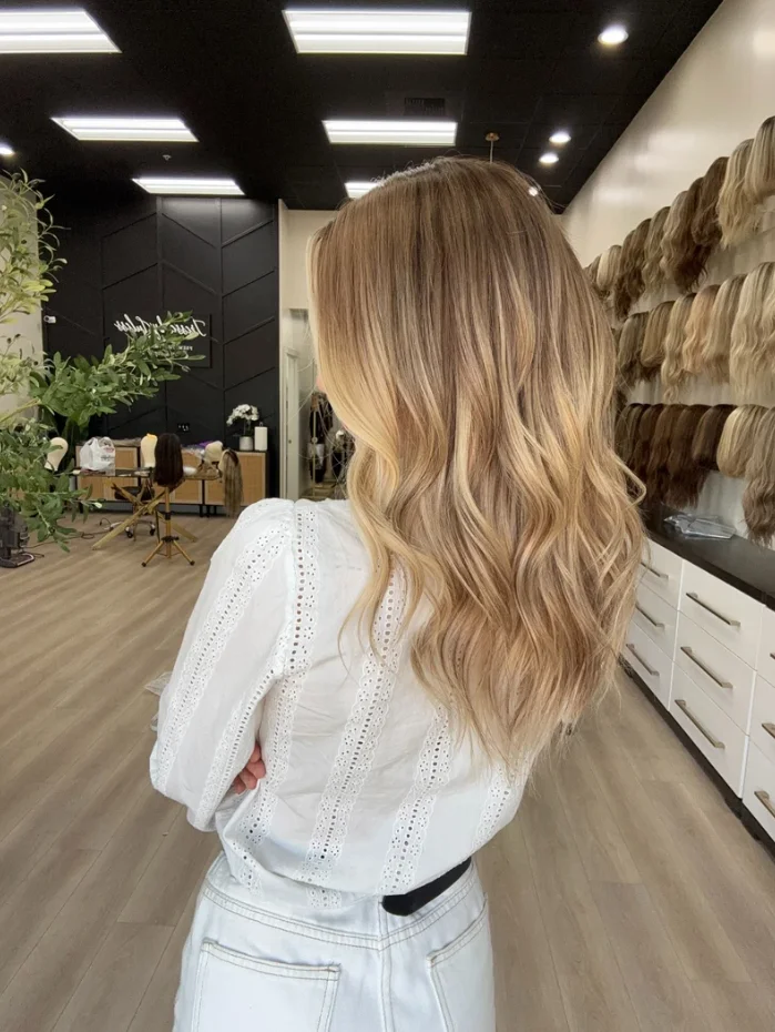 

Темные корни Медовый Пепельно-русый Объемная волна 13x4 Прозрачный кружевной фронтальный парик из синтетических волос для женщин Предварительно выщипанный светлый парик для волос