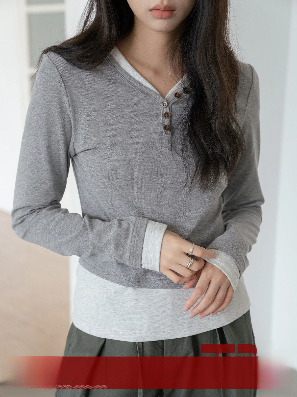 

Slim Fit ey Long Sve T-irt Women's Faion Splice Sle Commute Korean Version V-Ne Regular Length Autumn New Arrival