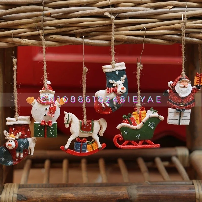 

Красные носки Санта-Клауса, сани, снеговик, кулон с зеленым оленем, домашний фестиваль, новогодняя атмосфера, макет сцены