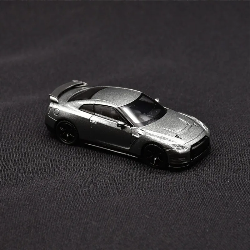 MINIGT 1:64 Nissan GTR R35 NISMO CRS Die Casting Alloy Simulation Car Model Male Gift Desktop Ornament.