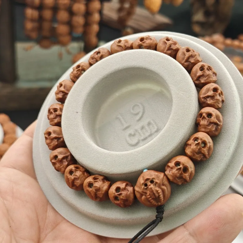 Dragon-patterned walnut carved skull bracelet, personalized for men and women, new model, genuine and purely natural, hand-held