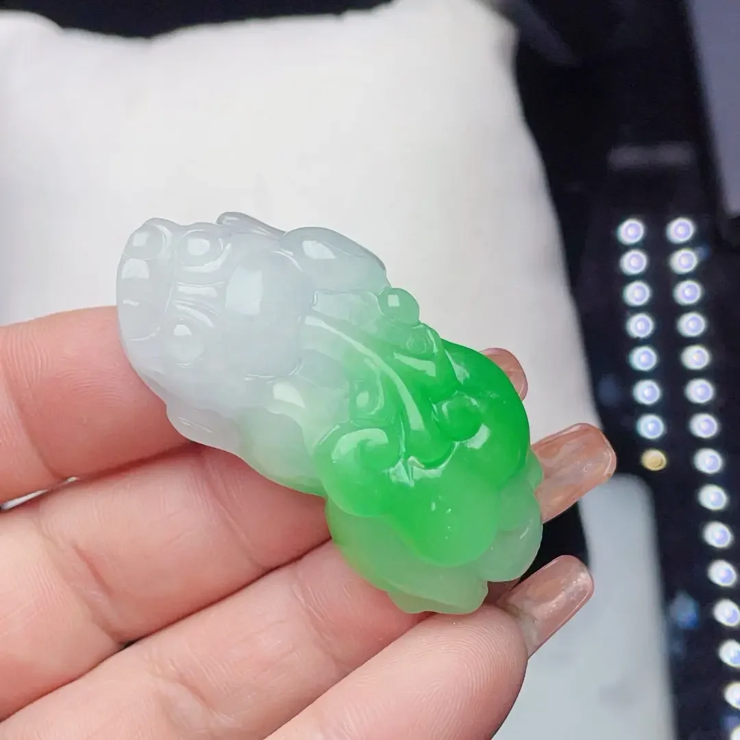 

Valentine's Day Special Myanmar Jade Glutinous Seed White Background Green Jade Pendant Explosion Lucky Nafu Pixiu
