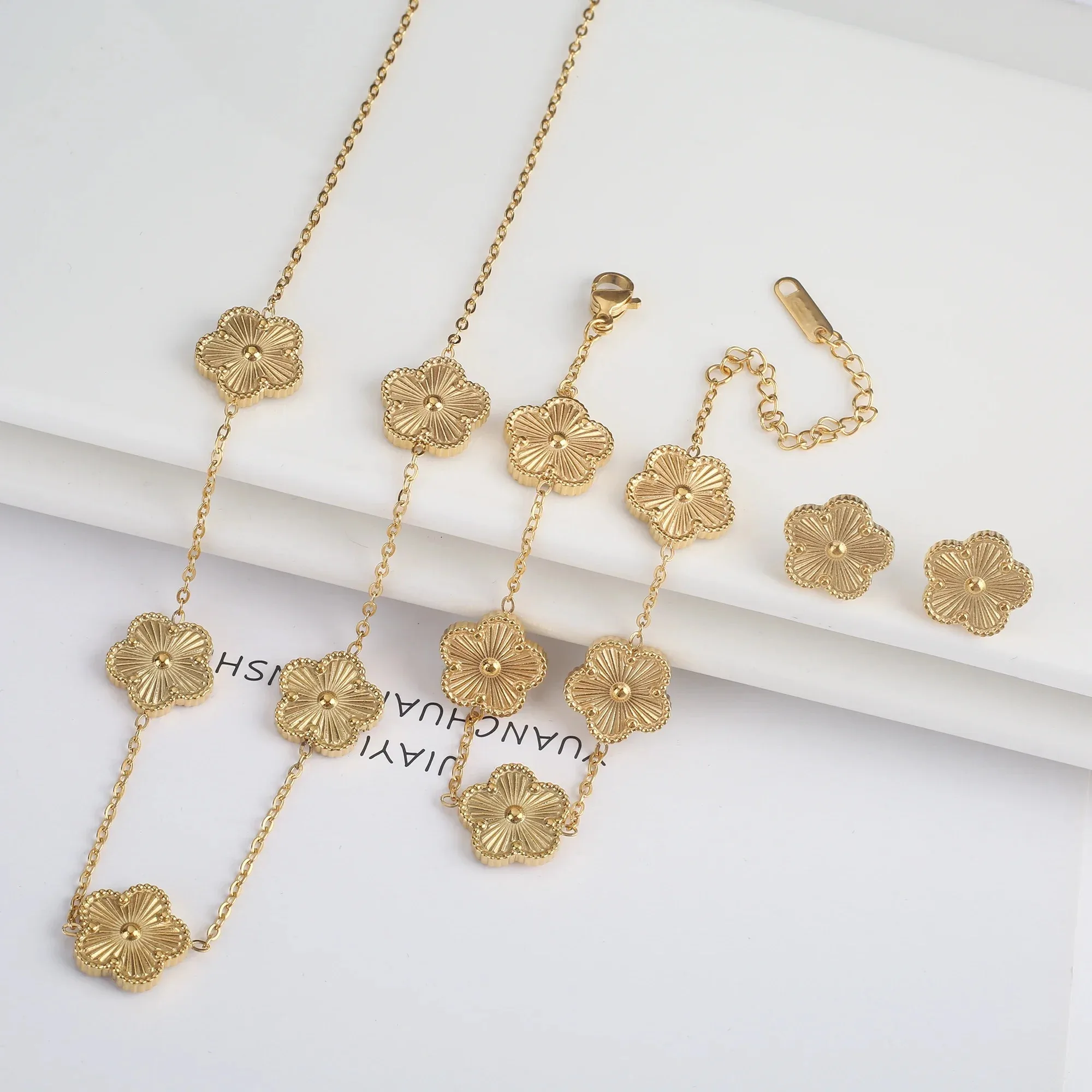 Conjunto de joyería clásica de acero inoxidable para mujer, pulsera de flores de cinco hojas con láser dorado, collar y pendientes, nueva moda