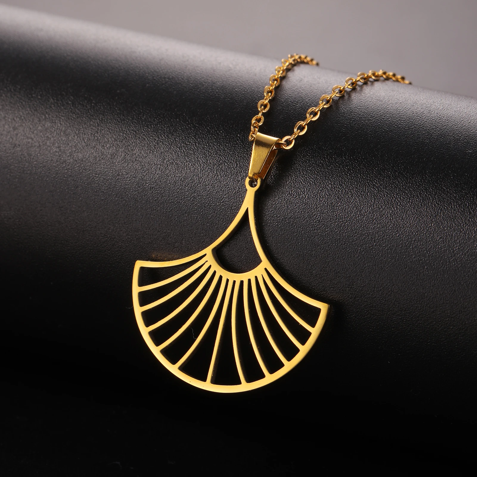 Cazador Ginkgo Biloba Pendant Necklace for Women Stainless Steel Aesthetic Filigree Choker Necklace Birthday Gift Jewelry 2025