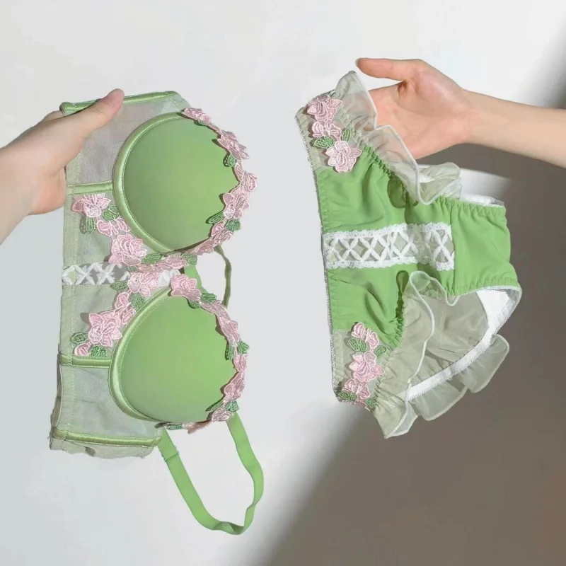 

Ретро-комплект элитного шелкового нижнего белья с вышивкой: бюстгальтер с эффектом пуш-ап для небольшой груди и трусики с кружевом, создающие нежный и соблазнительный образ.