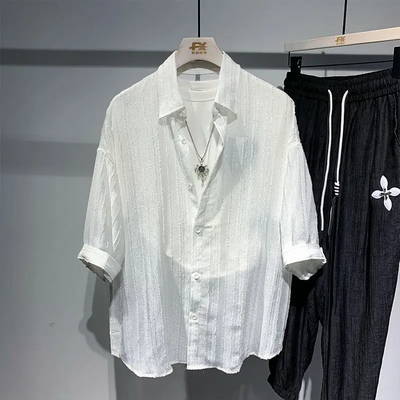 

2024 New Summer Trendy Brand Pit Stripe Design Feeling Pippy and Handsome High End Korean Edition Three Quarter Shirt for Men