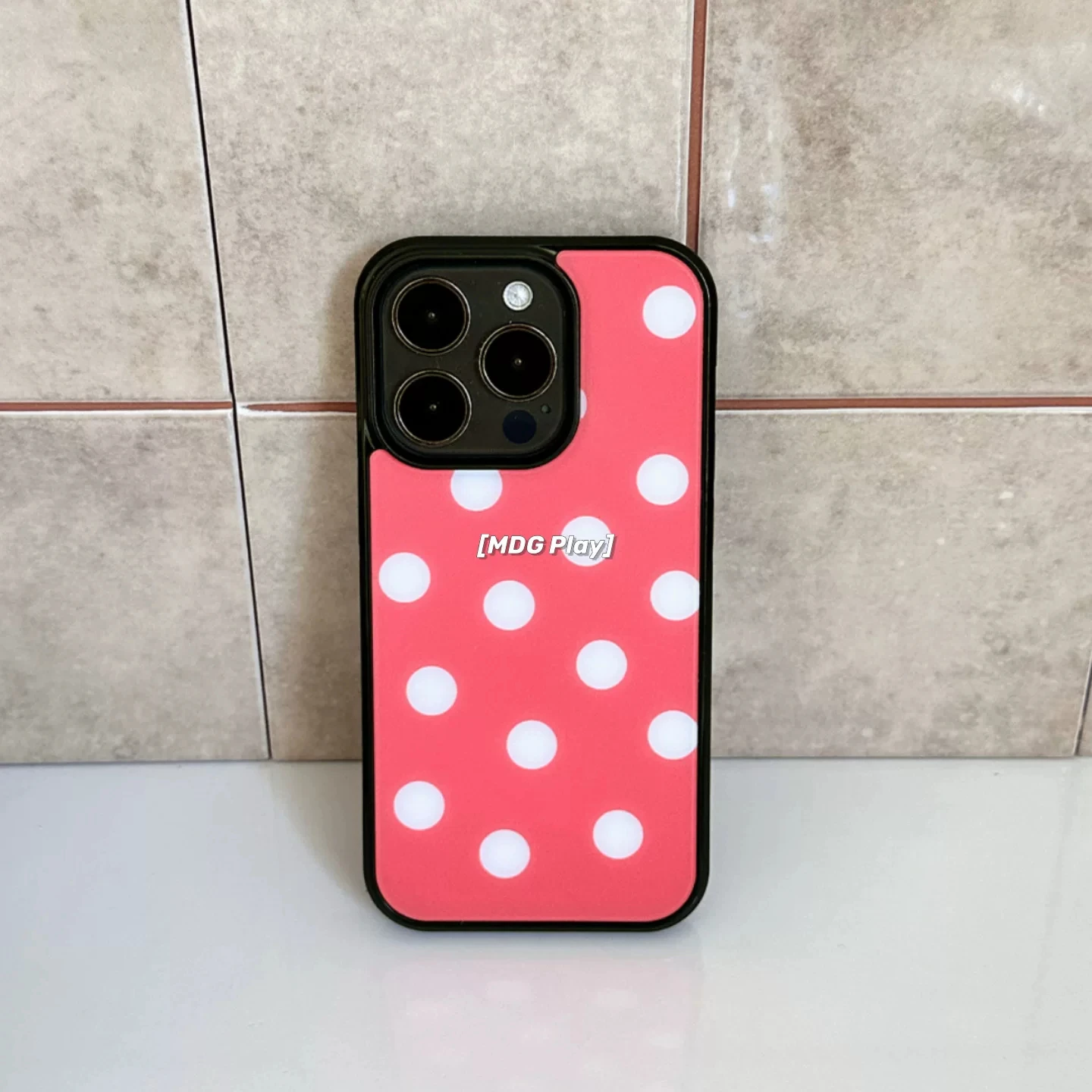 Funda para iPhone con diseño de lunares blancos sobre fondo rojo, estilo coreano, para los modelos Duo 18 Pro Max, 17, 16, 15, 14, 13, 12 y 11. Cubierta trasera de silicona resistente a los golpes.