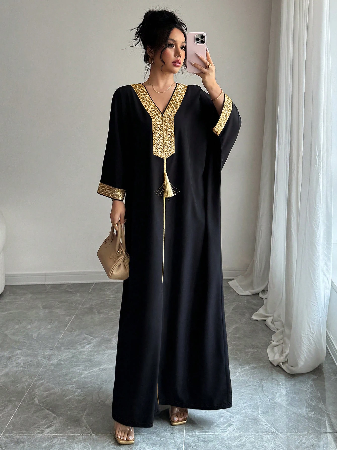 Damen Elegante Loungewear aus schwarzem, drapiertem Stoff mit Goldstickerei, V-Ausschnitt, Quasten und langen Ärmeln – Maxi-Kaftan für den Nahen Osten und Dubai – Detail 5