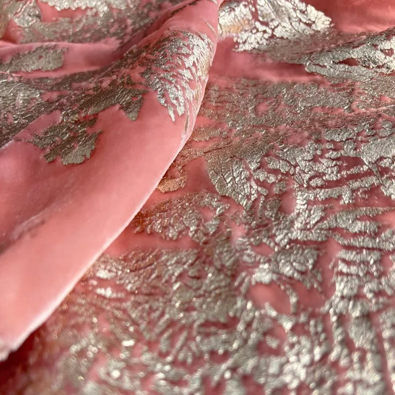 ผ้ากำมะหยี่ปั๊มลายเงินเฉียวหรง ผ้าไหมปั๊มลายสไตล์จีนใหม่ ชุดกี่เพ้าหรูหราเบาๆ