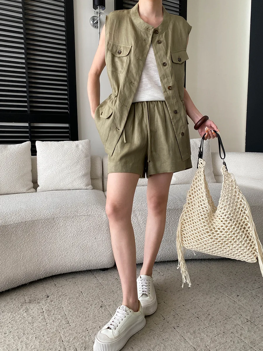 Sommerliches Damen-Set: Lässige, einfarbige Weste mit Stehkragen und Shorts mit Kordelzug – Detail 25
