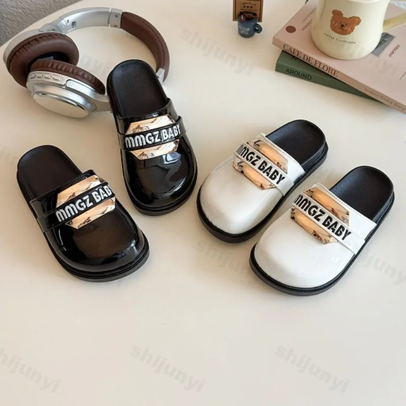 

Детские повседневные тапочки, новинка лета 2024, модные трендовые удобные полуобтягивающие универсальные сандалии на мягкой подошве для девочек на открытом воздухе