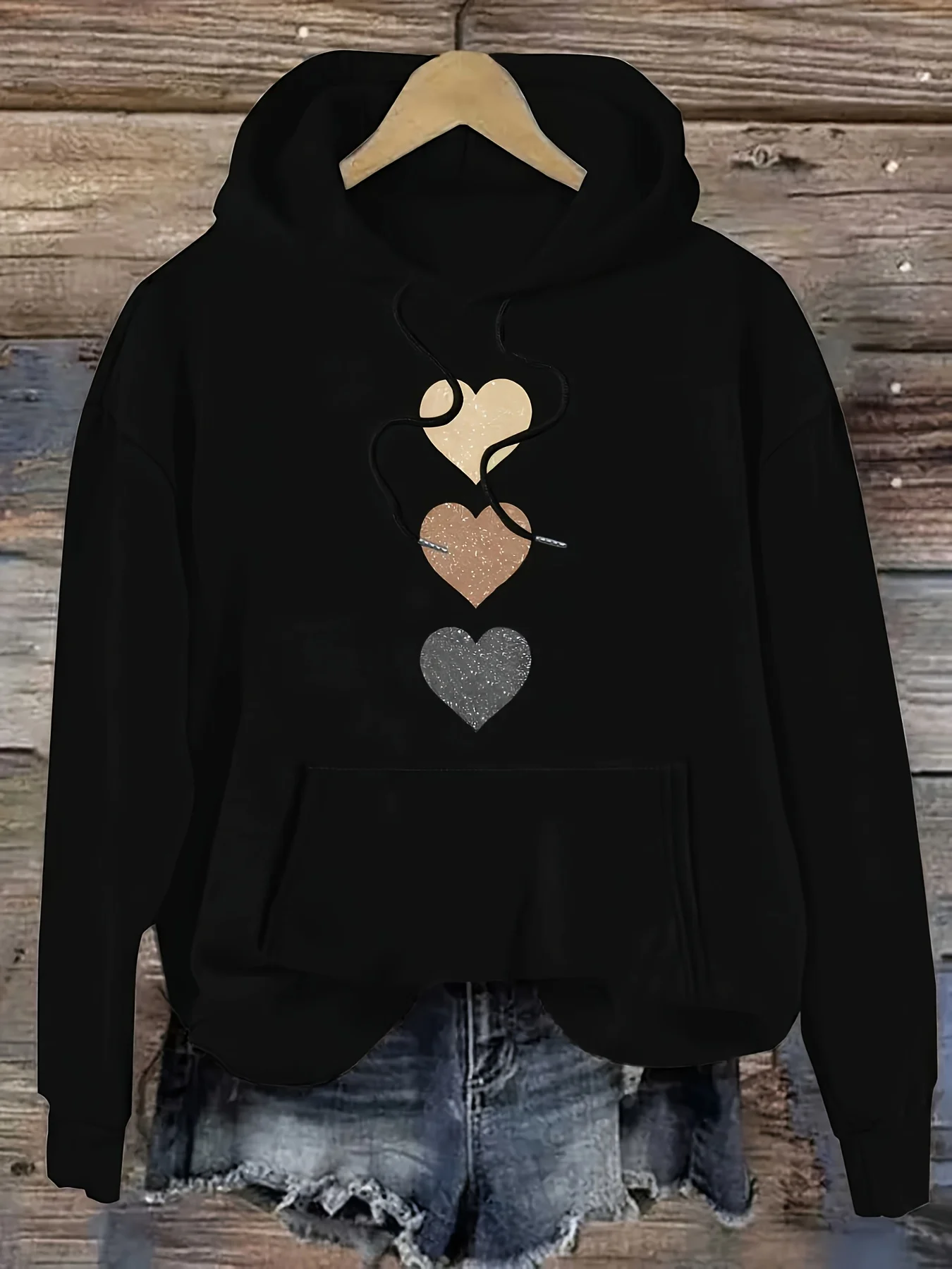 

Милый мультяшный принт в форме сердца — повседневный пуловер, капюшон на шнурке и передний карман, черный, с белыми и коричневыми сердечками.