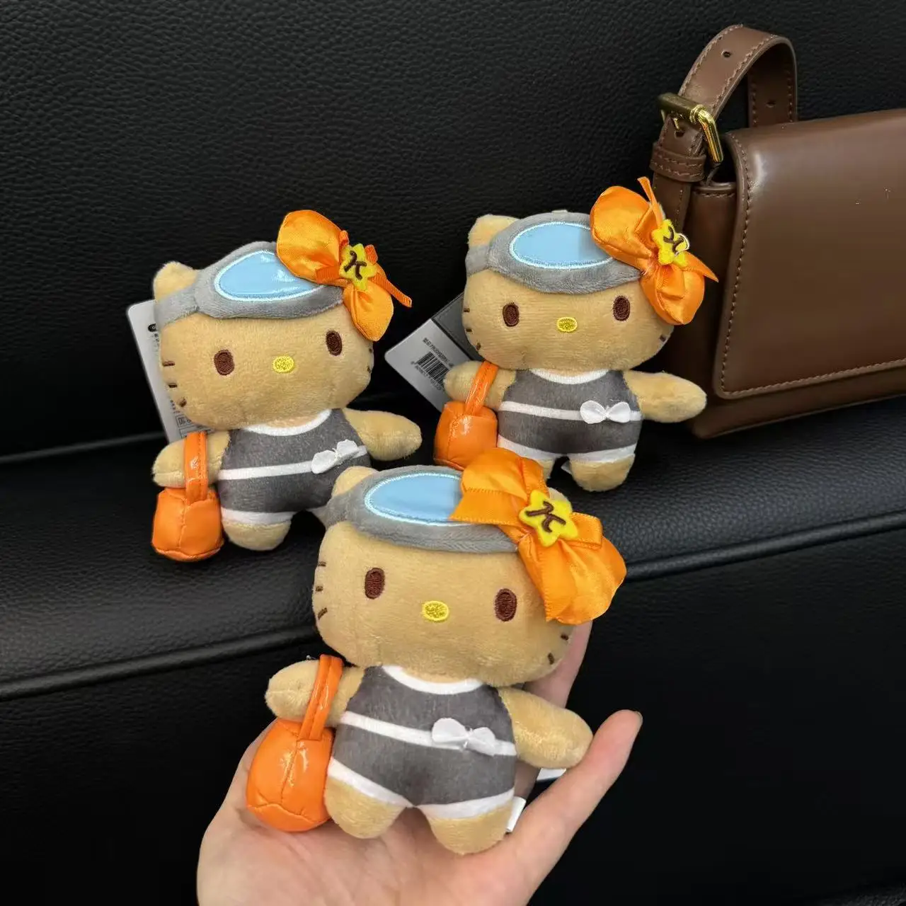 2025 Sanrio HelloKitty pendentif en peluche MINISO dessin animé Jeju île peau noire Kitty porte-clés décoration de sac à dos pour enfants