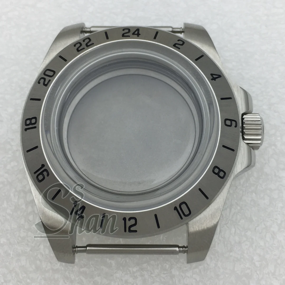 

40mm steel case with coated dome glass and fixed Arabic numeral bezel is suitable for NH35 NH36 NH34 ETA2824 PT5000 movements
