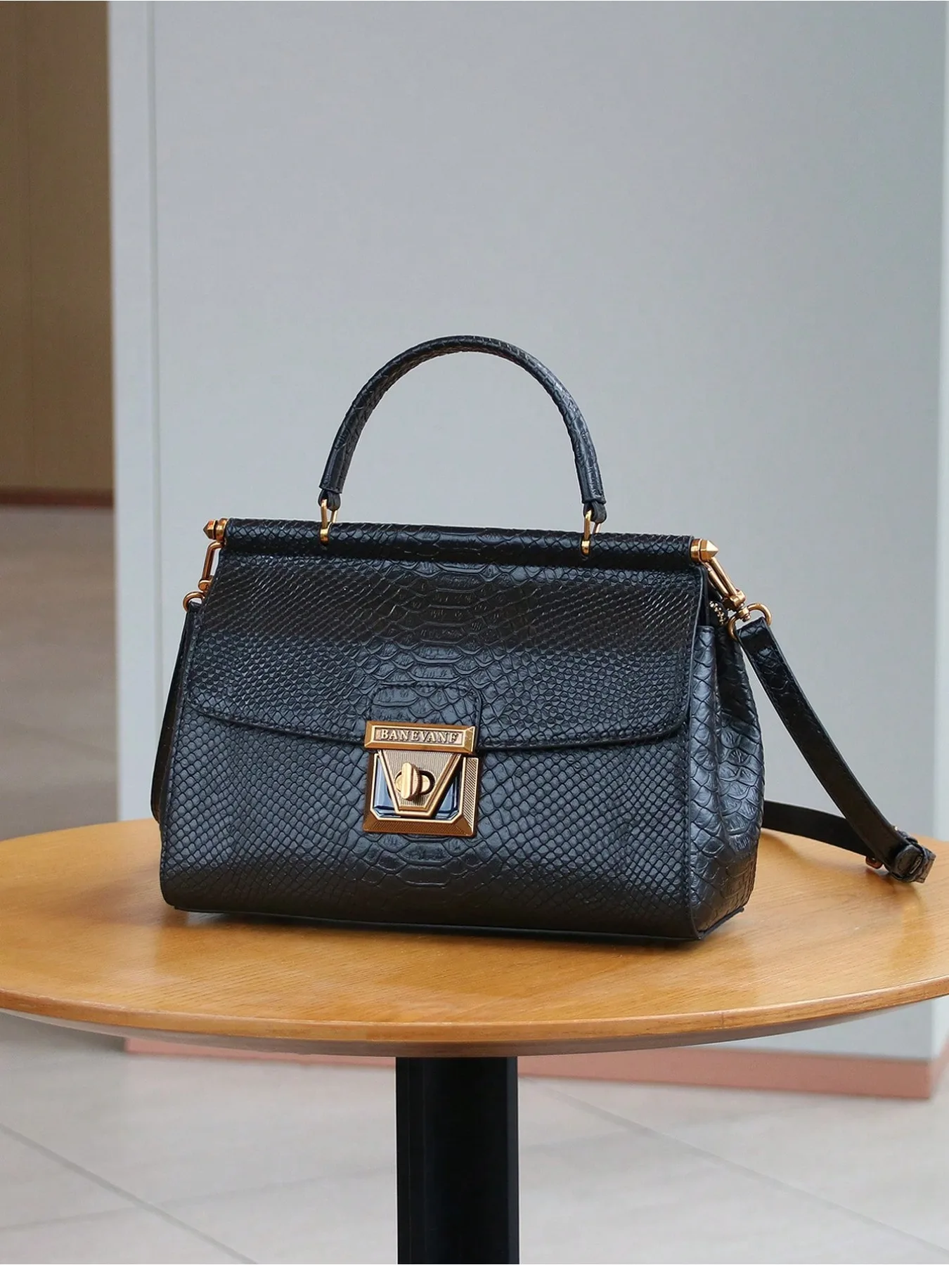 

2025 Fashion pure color snake pattern exquisite lock design multi-functional handbag tote bag