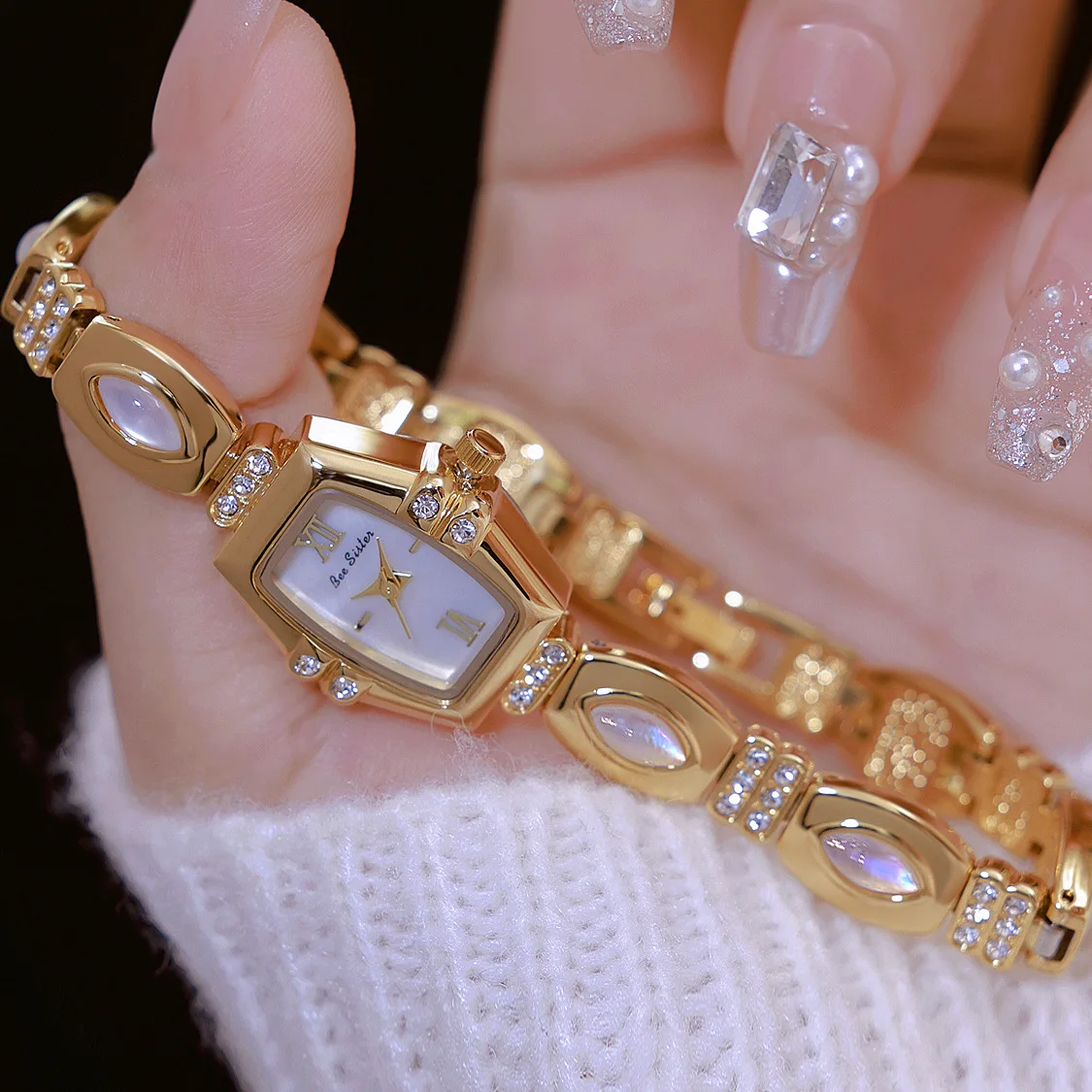 ساعة نسائية أنيقة، تصميم حجر القمر الطبيعي من عرق اللؤلؤ، طراز فرنسي عتيق، ساعة يد نسائية فاخرة راقية.