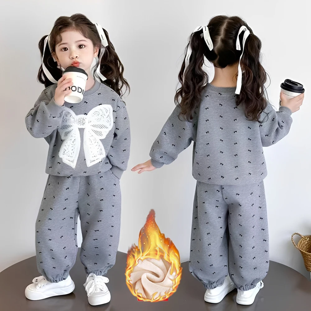 Baby Mädchen Fleece-Kleidungssets 2026 Herbst Winter Kinder Mode Schleifen-Print Sweatshirt+Hose 2-teilig Kinder Samt Warme Trainingsanzüge – Detail 1