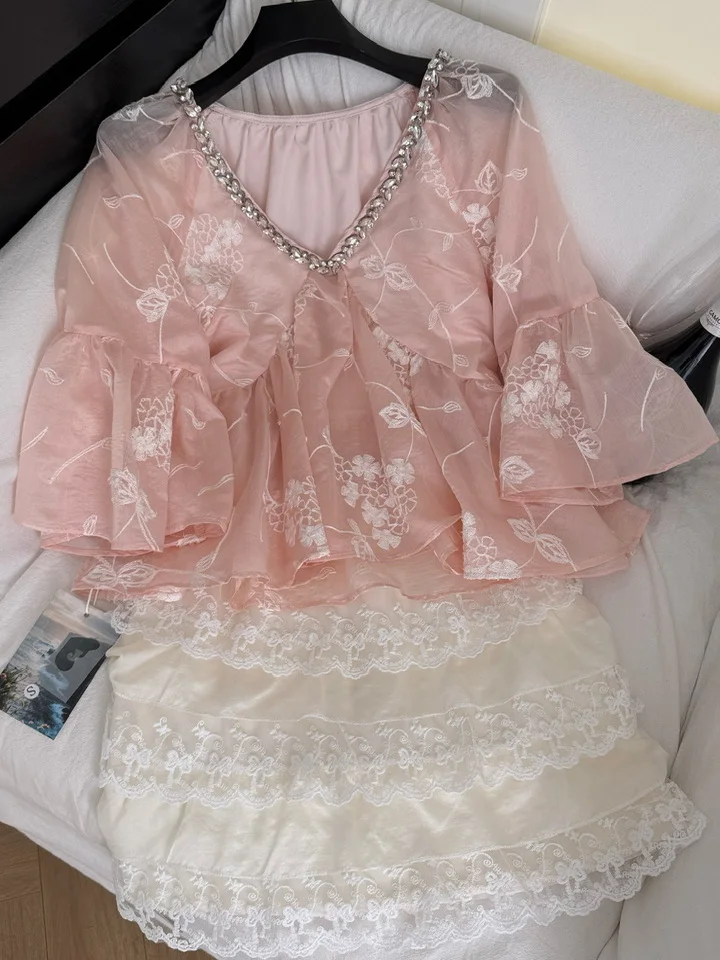 مجموعة تنورة رومانسية كلاسيكية مطرزة بشريط ماسي على شكل حرف V مع حواف من الدانتيل باللون الوردي للتخسيس للنساء الشابات