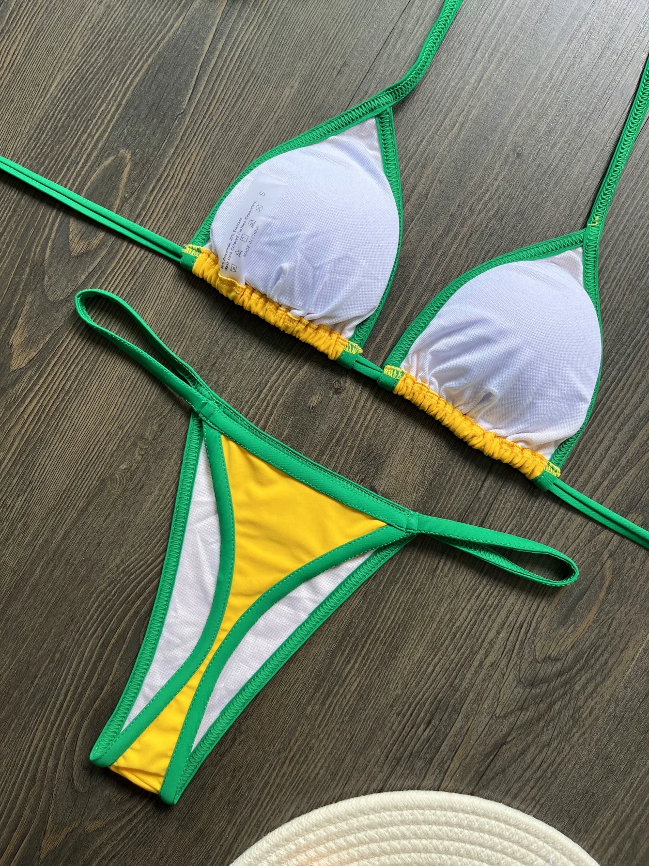 Bikini stile brasiliano, bikini con alfabeti ricamati con bandiera, bikini triangolare seducente sul mare, costume da bagno a due pezzi da donna