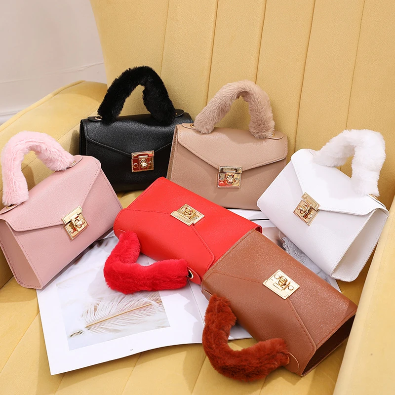 

Корейская плюшевая сумка на запястье - однотонная маленькая квадратная сумочка с цепочкой-замком, 3 способа ношения: на плечо, через плечо и как чехол для телефона