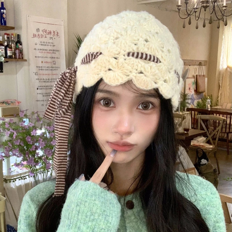 

Вязаная шапка с полым бантом для женщин на осень и зиму, вязаные крючком холодные шапки ручной работы, теплые и универсальные шапочки