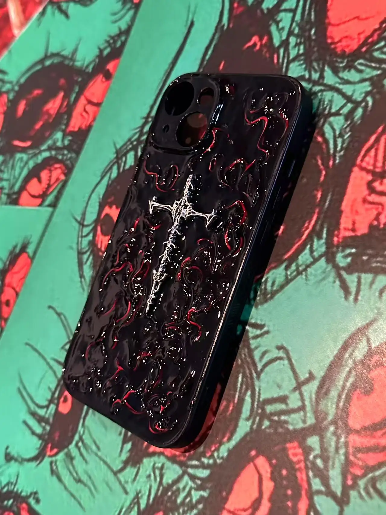 Y2K Gothic Cross iPhone Hülle für iPhone 16 Pro Max, 15, 14, 12 Mini, 11. Handgefertigte Horror-Punk-Handyhülle, gruselige iPhone 17-Hülle.