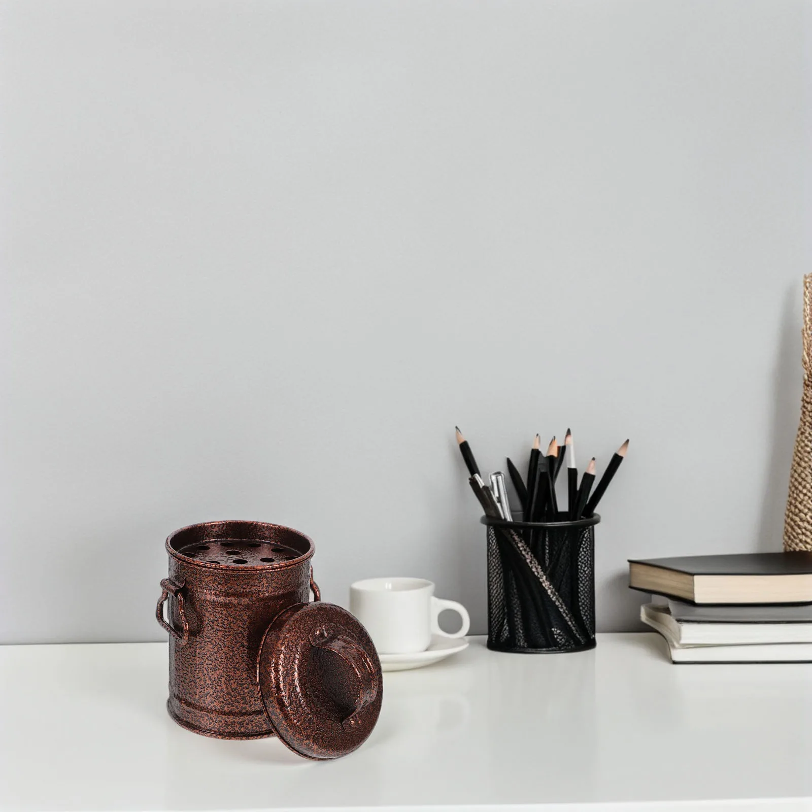 

Metal Ashtray for Car Aromatherapy Keg Container with Lid Iron Cover