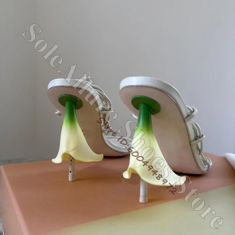 Sandales à plateforme compensée effet arc-en-ciel pastel, à double tonalité, avec brides de cheville à boucle et bande multicolore sur le dessus, idéales pour les vacances d'été.
